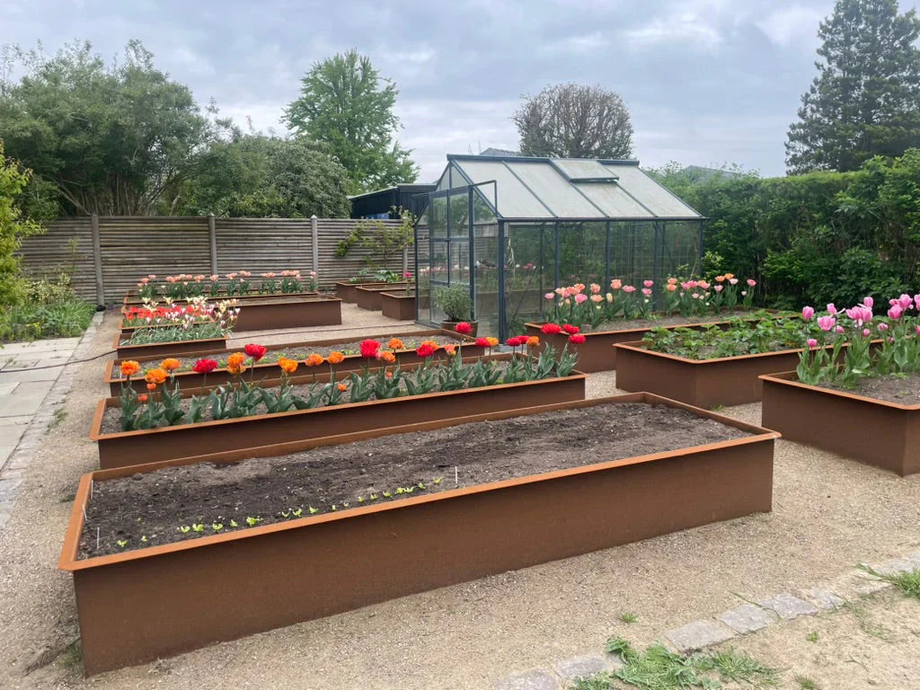 Høye bed i cortenstål med sneglekant | Se utvalget her | Stålhagen