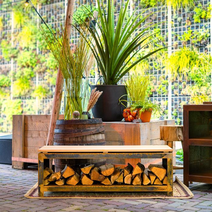 Benk med vedoppbevaring