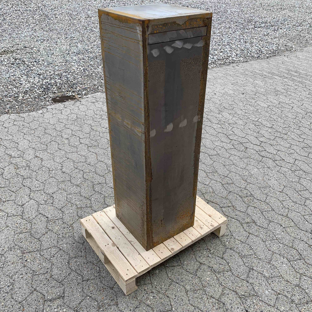 Postkasse i cortenstål, minimalistisk modell