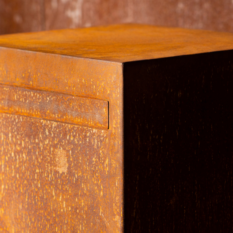 Postkasse i cortenstål, minimalistisk modell