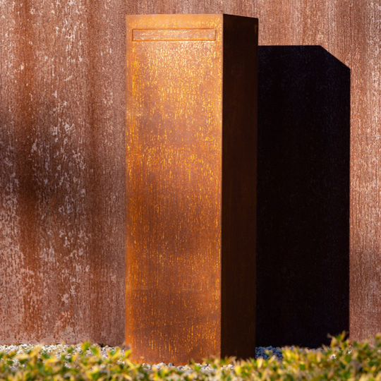 Postkasse i cortenstål, minimalistisk modell